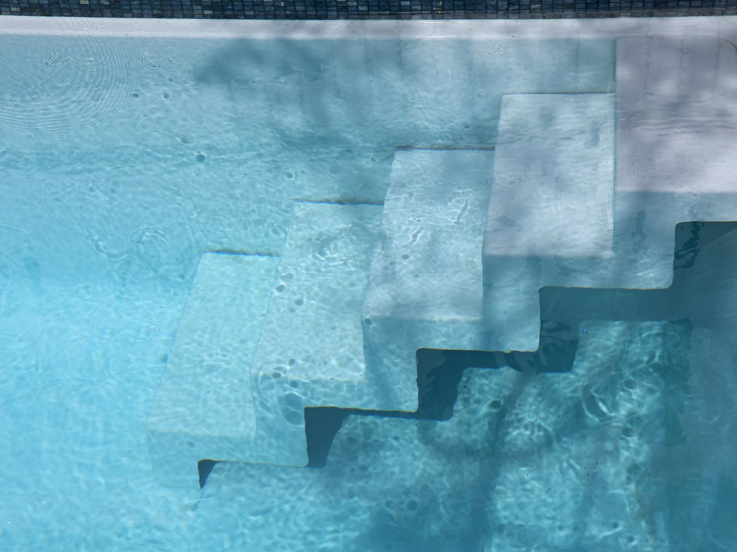 D·Line Classic „Bari“ von RivieraPool mit 5-stufiger Bari-Treppe, Papyrus Oberfläche und Mosaikdekor Ezarri Hematite – Poolausstellung Hannover