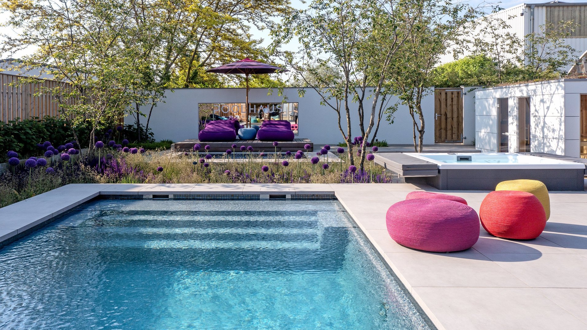 Pool mit Terrasse und Sitzkissen – RivieraPool Ausstellung Hannover
