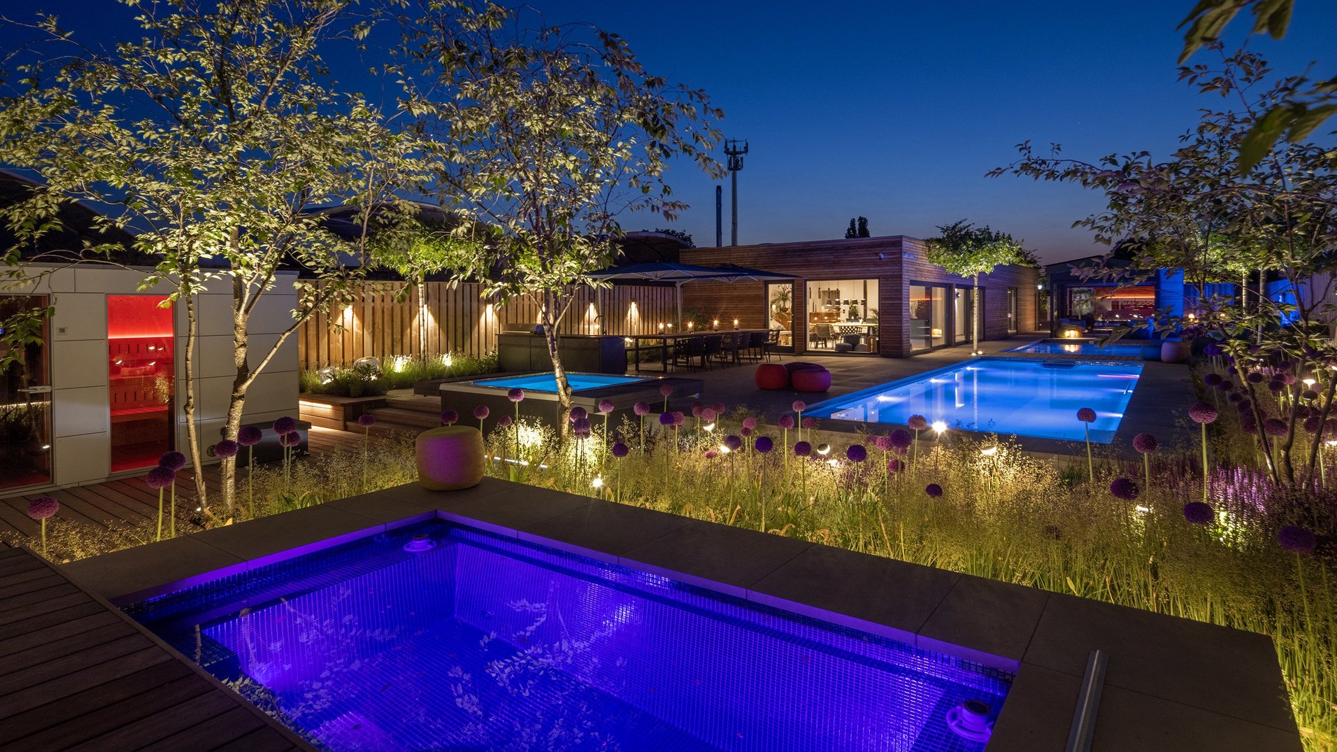 Whirlpool und Swimmingpool bei Nacht – RivieraPool Ausstellung Hannover