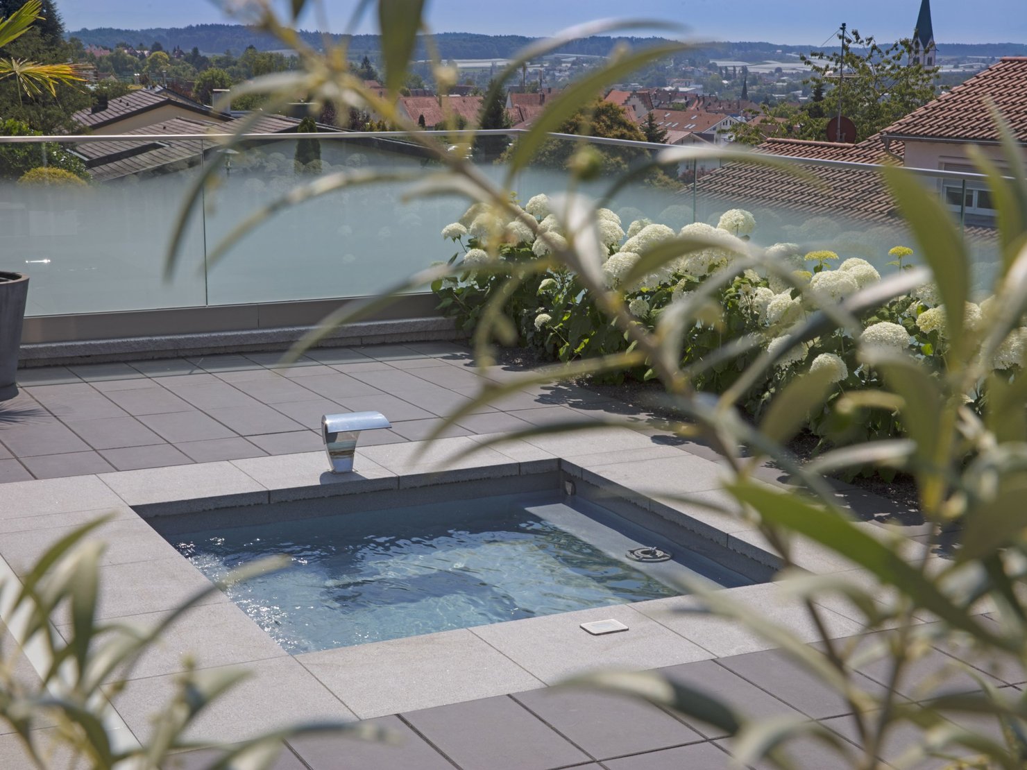 RivieraPool CSIDE 21 Minipool, 210 × 210 × 80 cm, Farbe Granicite Steingrau mit Spa-Massage-Paket – Ausstellung Hannover
