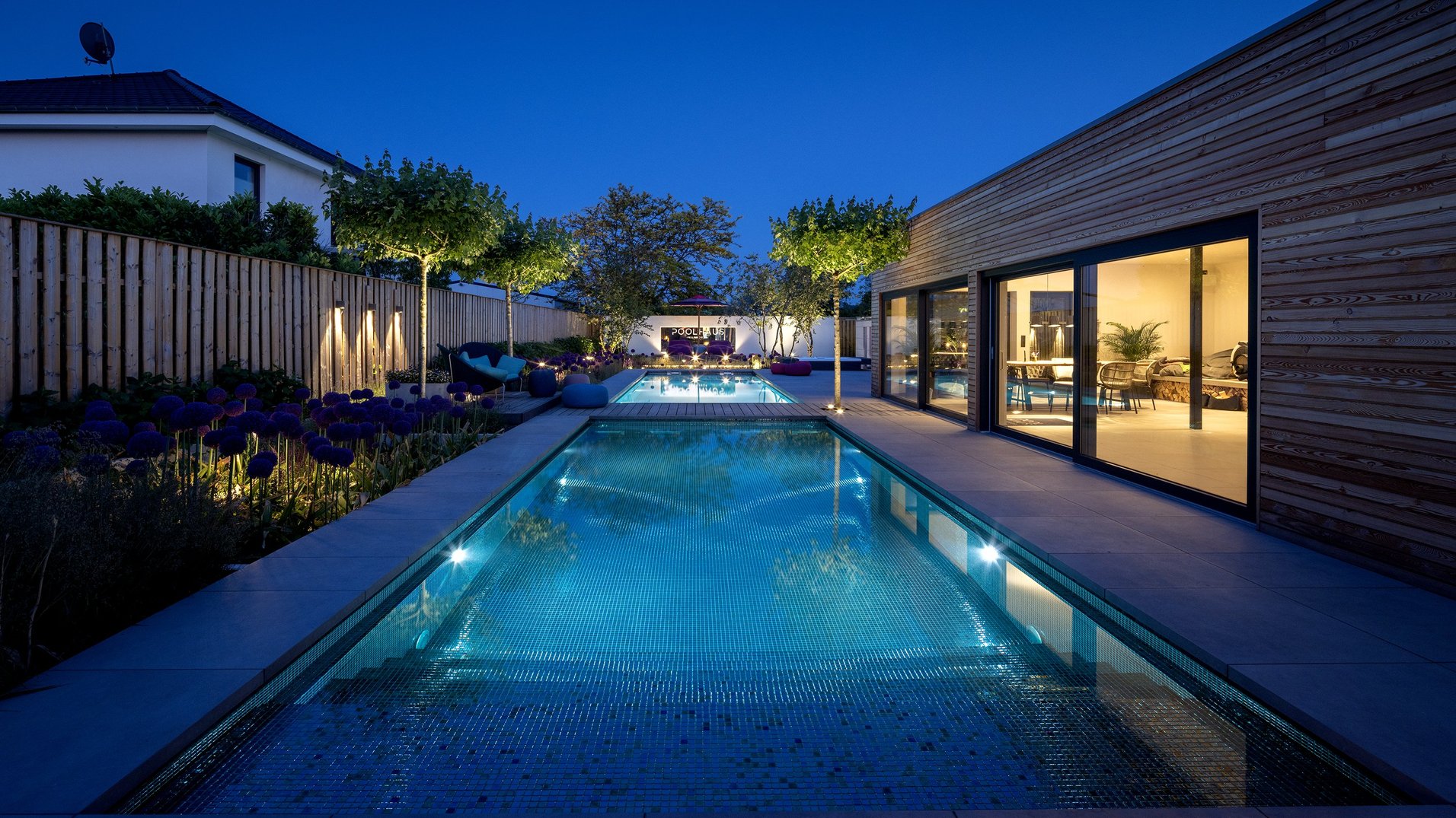 Beleuchteter Swimmingpool am Wohnhaus – RivieraPool Hannover