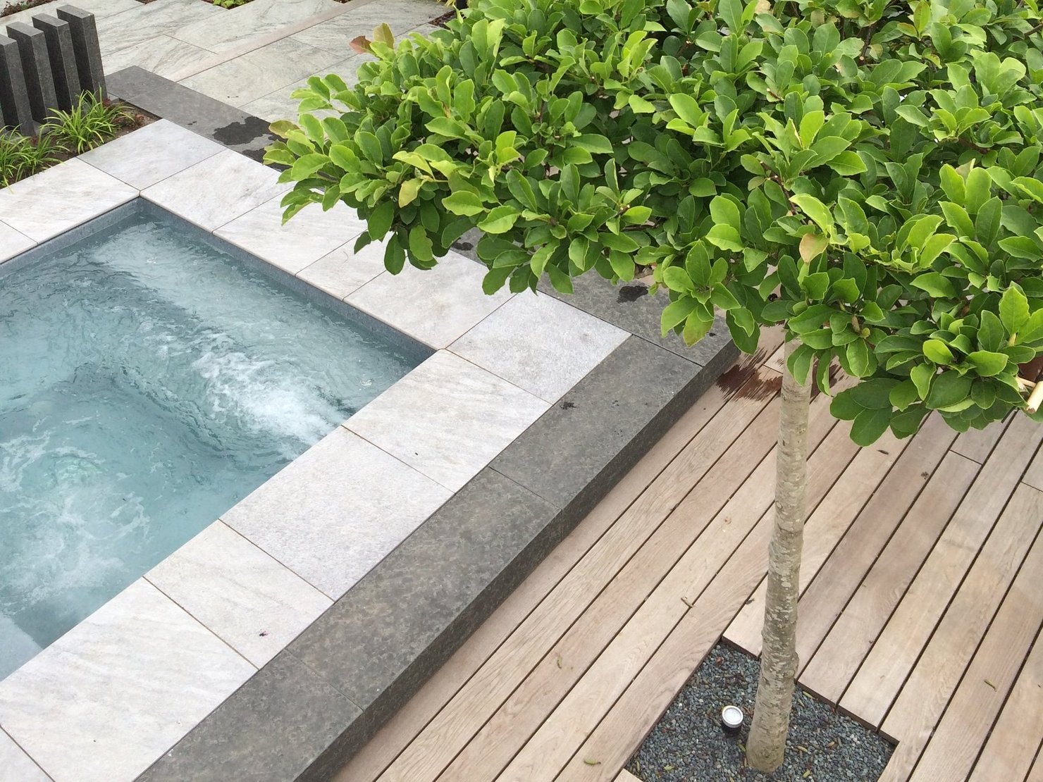 RivieraPool CSIDE 21 Minipool mit Holzterrasse, quadratisch, 210 × 210 cm in Granicite Steingrau mit Spa-Massage-Paket – Poolausstellung Hannover