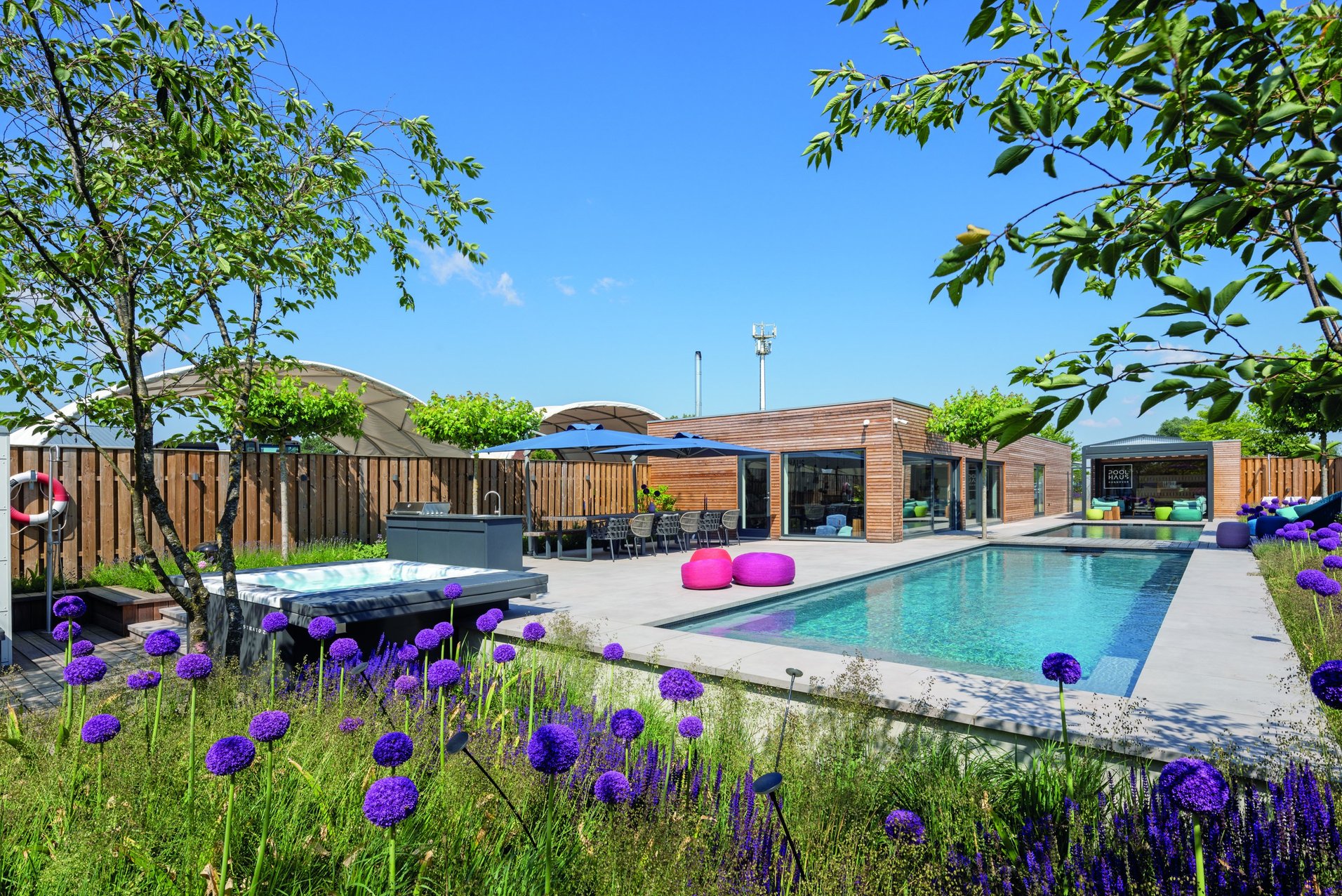 Moderne Pools und Whirlpools in der RivieraPool Ausstellung Hannover