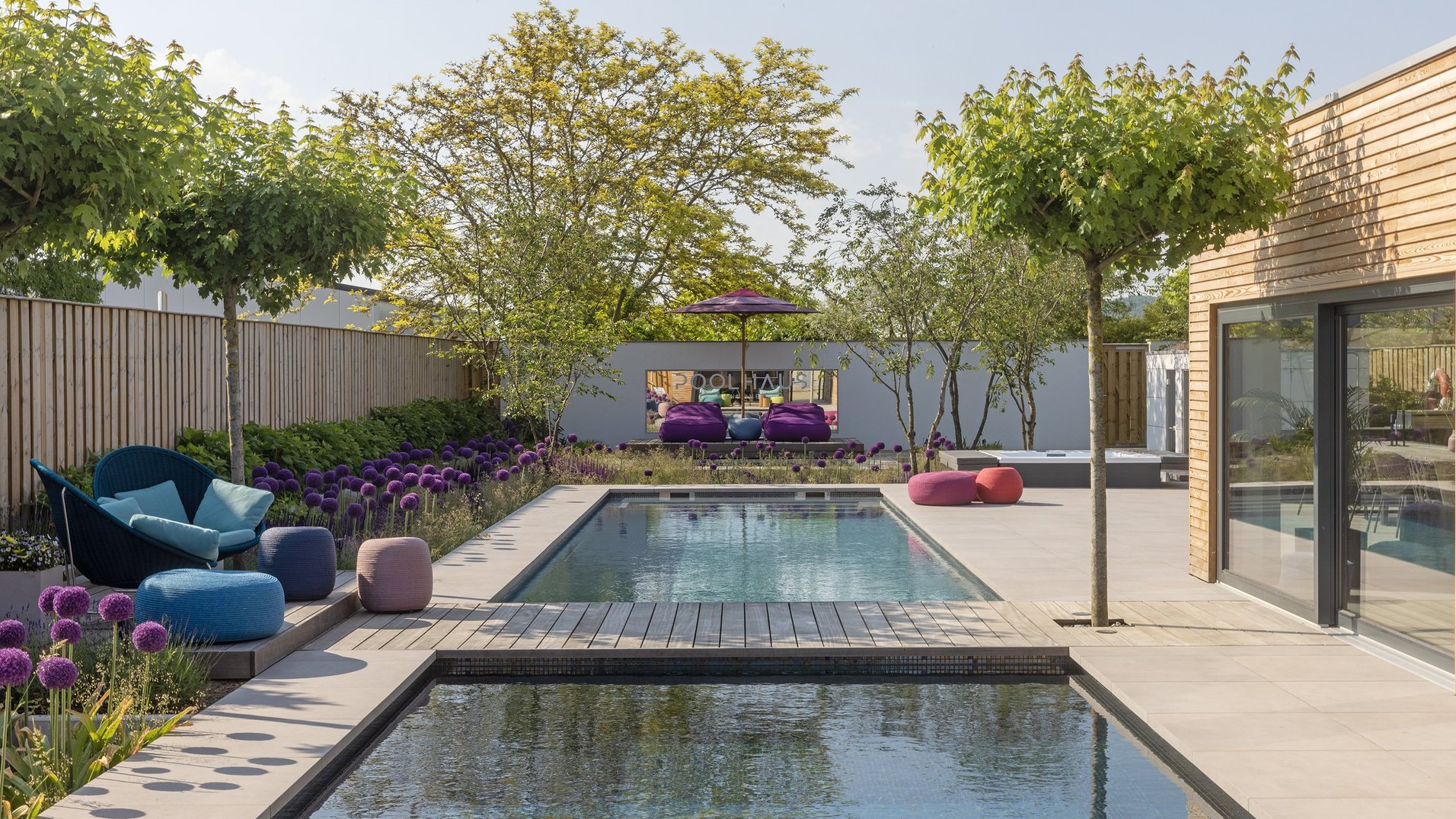 Moderner Fertigpool im Garten – RivieraPool Ausstellung Hannover
