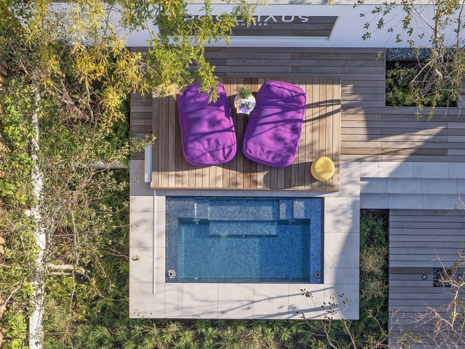 RivieraPool CSIDE 37L Minipool, 370 × 210 × 127 cm mit Spa-Massage-Paket, Mosaikoberfläche Ezarri Lava und Abdeckung Pooldeck – Ausstellung Hannover