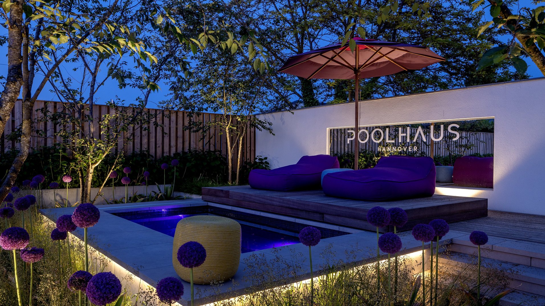 Poolhaus mit Lounge und Poolbeleuchtung – RivieraPool Hannover