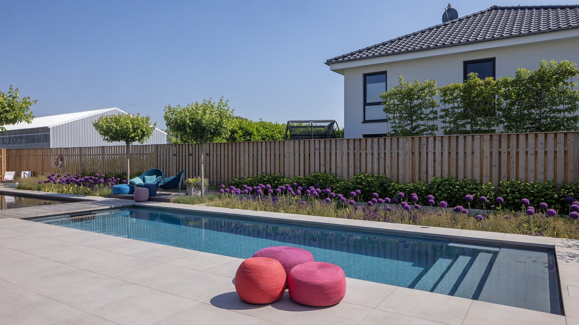 Design-Pool mit Holzfassade und Garten – RivieraPool Hannover