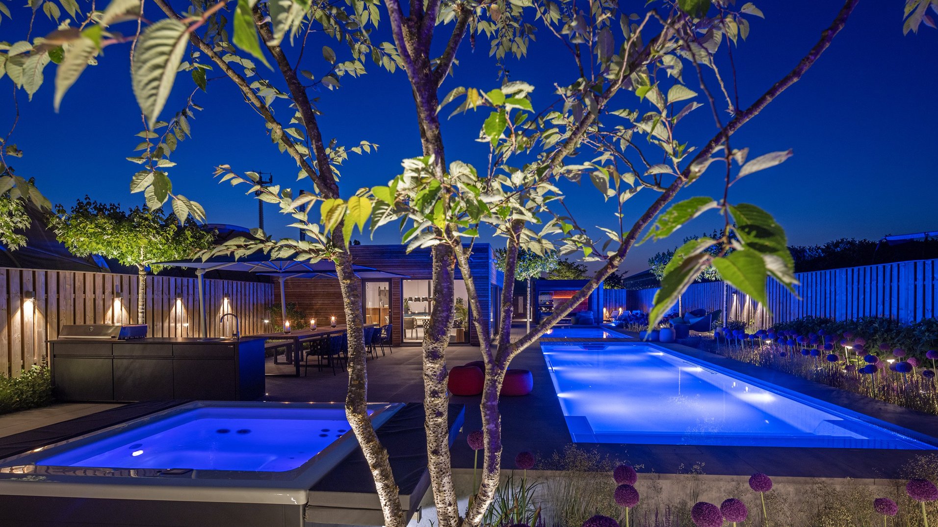 Pool mit LED-Beleuchtung im Garten – RivieraPool Hannover Ausstellung